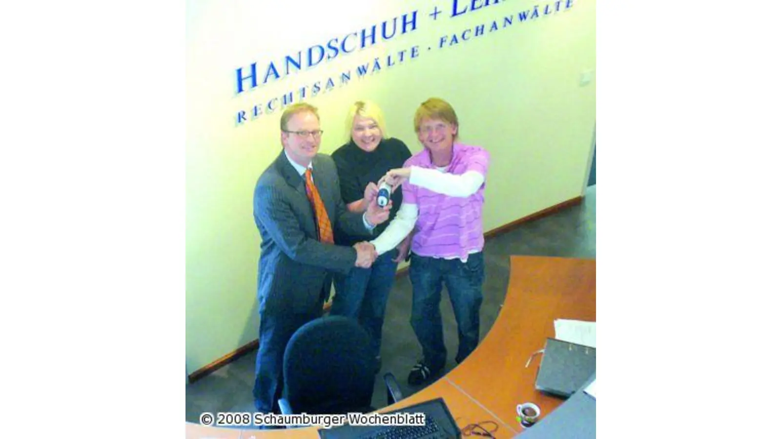 Anwälte spenden Computer (Foto: hb)