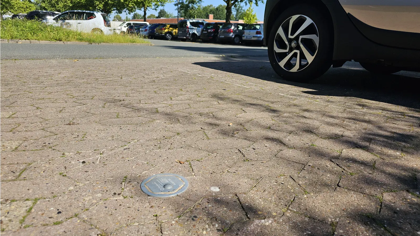 Im Boden eingelassen: Einer der Parksensoren. (Foto: tau)