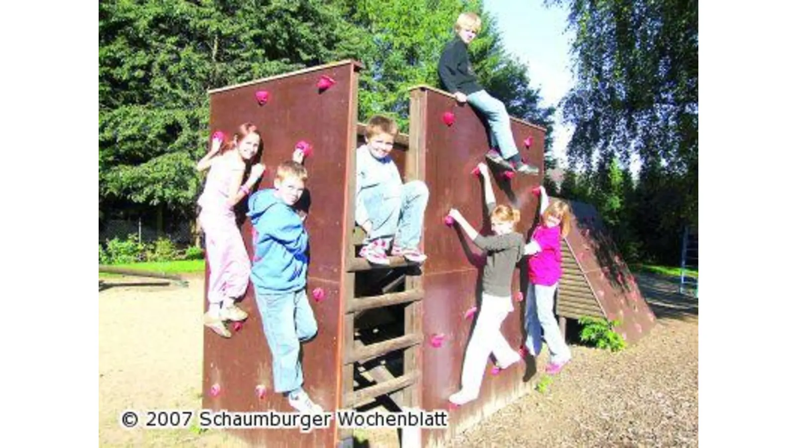 Neuer Kletterturm ist auf dem Schulgelände (Foto: tt)