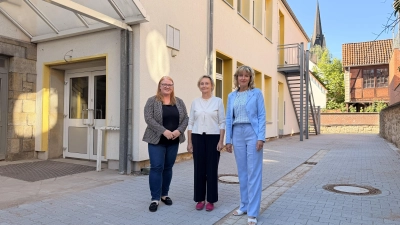 Erste Kreisrätin Andrea Stüdemann, Kinderschutzbundvorsitzende Petra Rabbe-Hartinger und Bürgermeisterin Andrea Lange haben nach dem Brand in der Direktorenvilla den Turbo gezündet und nach weniger als 20 Tagen ein neues Übergangsquartier für den Kinderschutzbund gefunden. (Foto: ste)