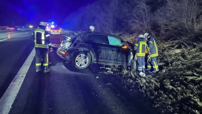 An der Unfallstelle: Die Einsatzkräfte der Feuerwehr. (Foto: Feuerwehr)