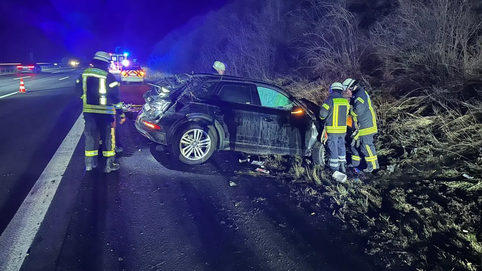 An der Unfallstelle: Die Einsatzkräfte der Feuerwehr. (Foto: Feuerwehr)
