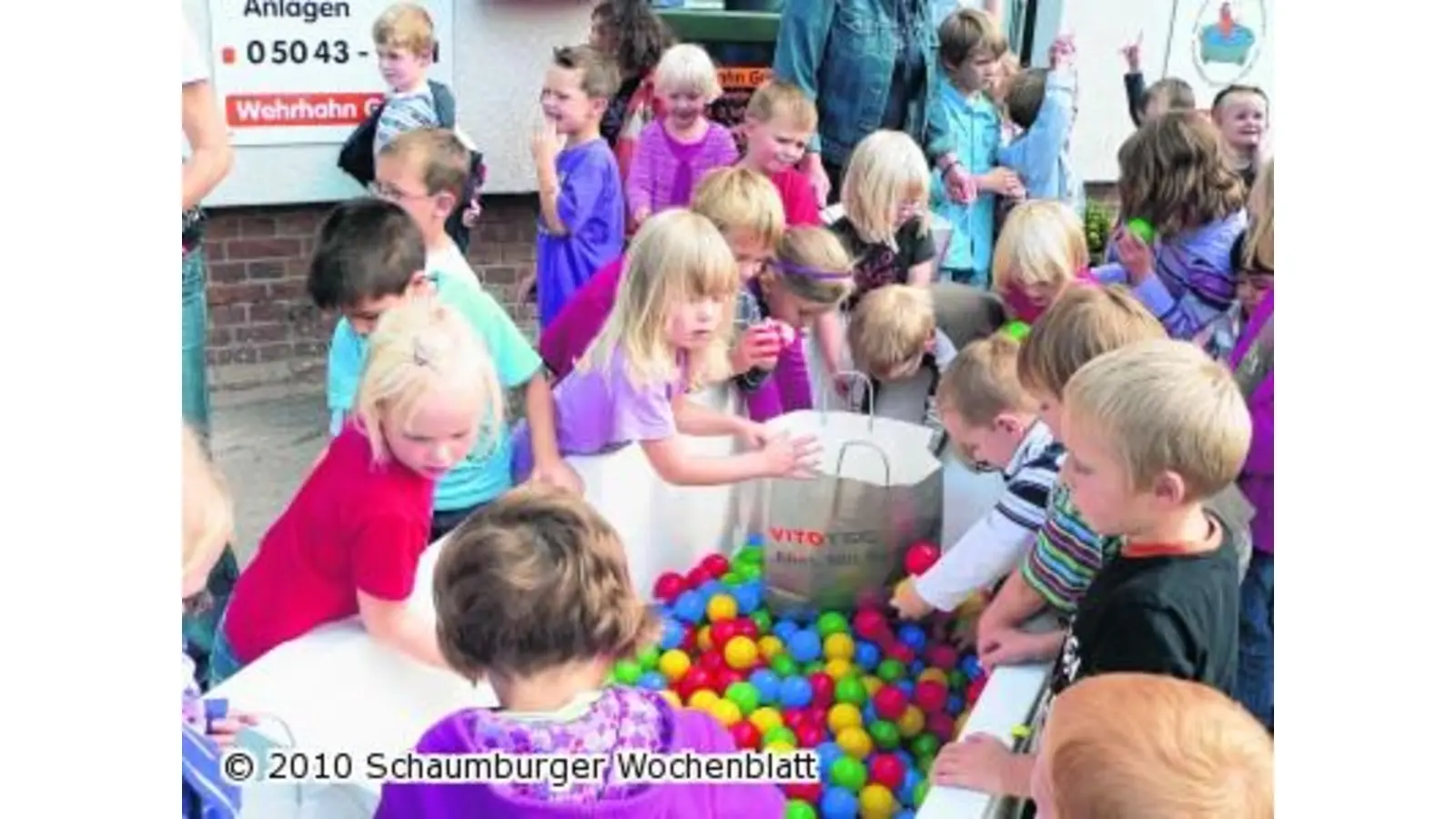 Viele Bälle für die Kinder (Foto: al)
