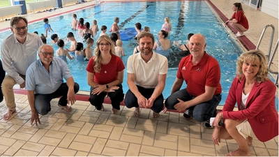 Die Unterstützer des Projekts Wassergewöhnung freuen sich, dass DLRG, Bäderbetriebe, Kitas und Sponsoren Hand in Hand mit der Bürgerstiftung Schaumburg für Rinteln und das Auetal Kinder angstfrei an das Wasser heranführen.  (Foto: ste)