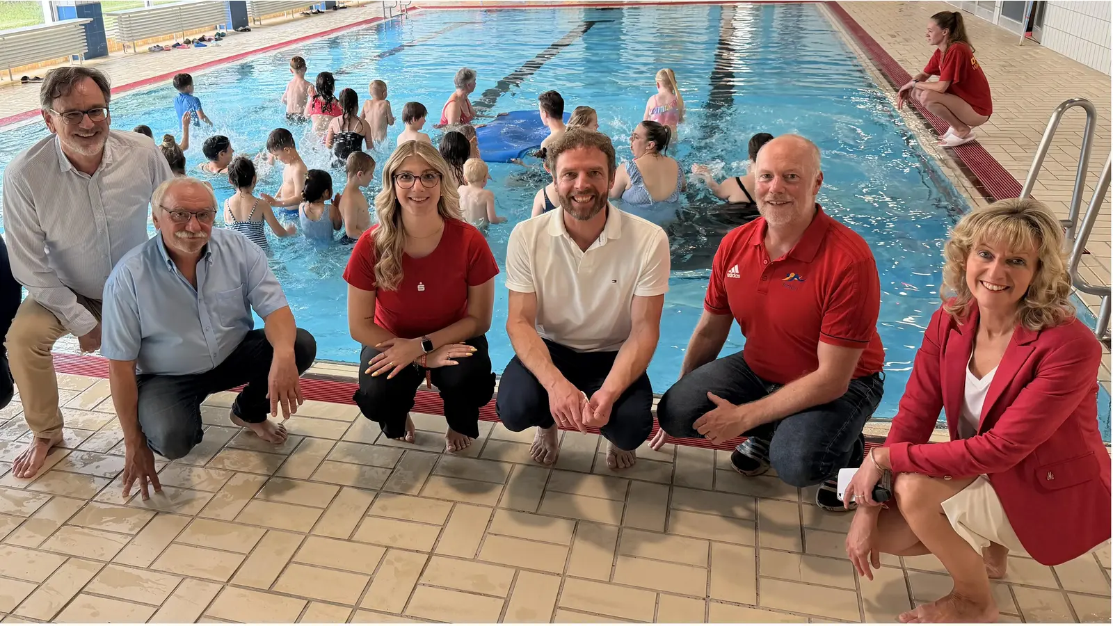 Die Unterstützer des Projekts Wassergewöhnung freuen sich, dass DLRG, Bäderbetriebe, Kitas und Sponsoren Hand in Hand mit der Bürgerstiftung Schaumburg für Rinteln und das Auetal Kinder angstfrei an das Wasser heranführen.  (Foto: ste)