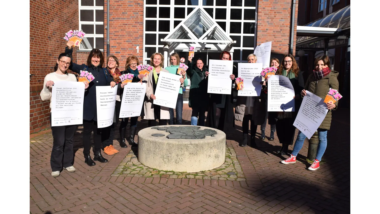 Günes Tezcan (li.) mit dem Kooperationsnetzwerk vor dem Rathaus. Der Flyer ist u.a. bei den Netzwerkerinnen erhältlich. (Foto: ab)