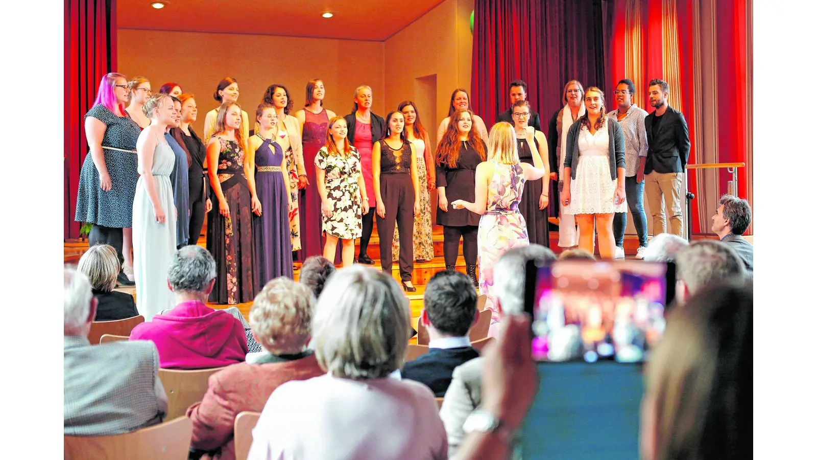 Frisch gebackene Stimmlehrer verabschieden sich mit Sinn für Stil (Foto: red)