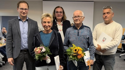 Fabio Ruske (links) ehrt Frauke Kampmeier, Astrid Teigeler-Tegtmeier, Karl Lange und Thorsten Frühmark. (Foto: ste)