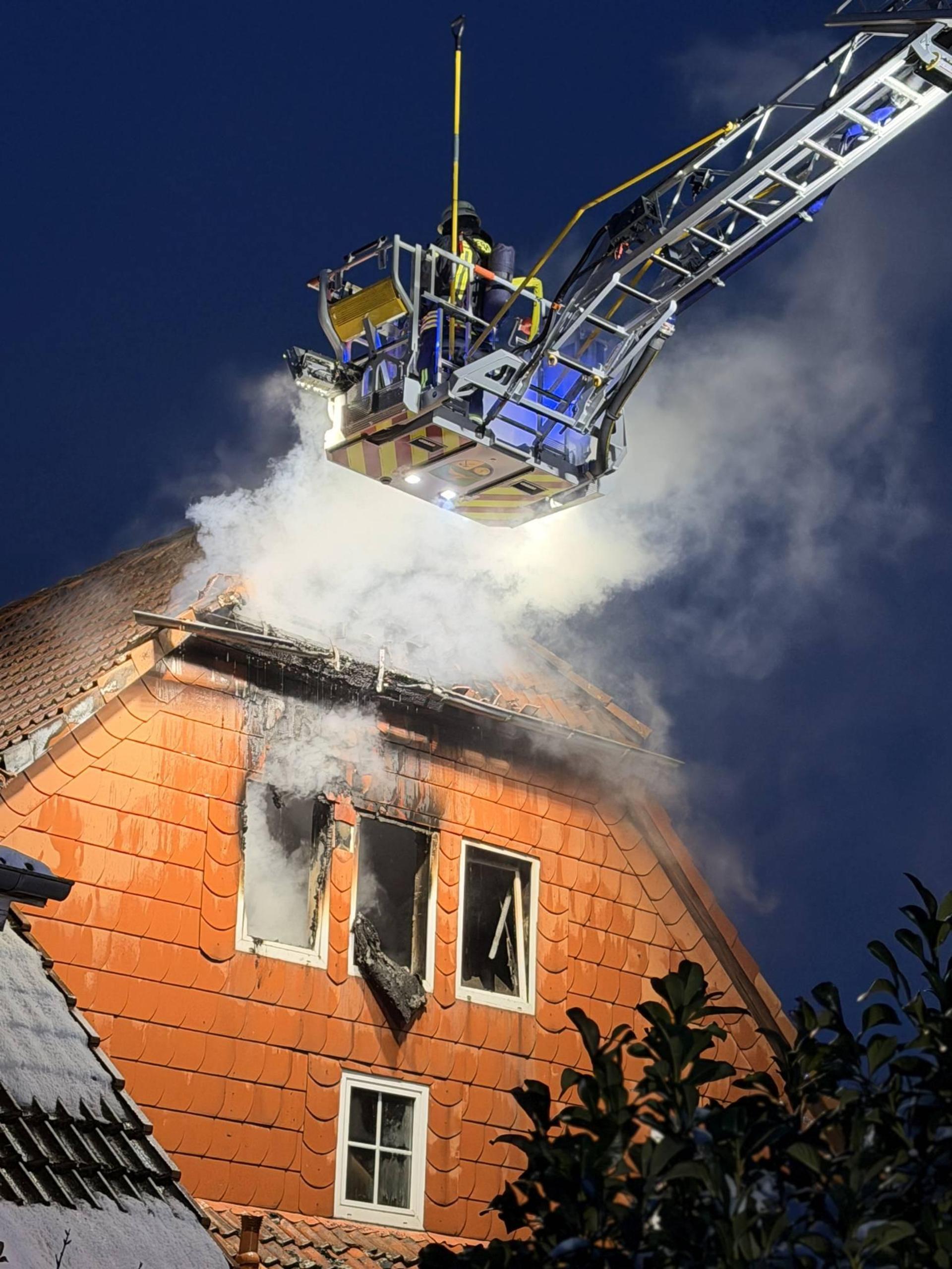 Löscharbeiten: Die Feuerwehr im Einsatz. (Foto: Feuerwehr)