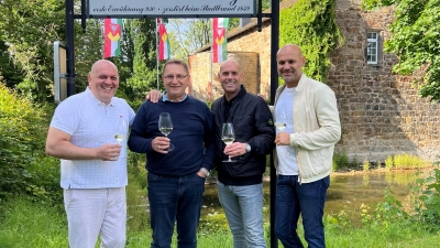 Stoßen nach den finalen Absprachen an (v.li.): Sibin Musev, Neven Trevic, André Schäffer und Bojan Djordjevic. (Foto: privat)