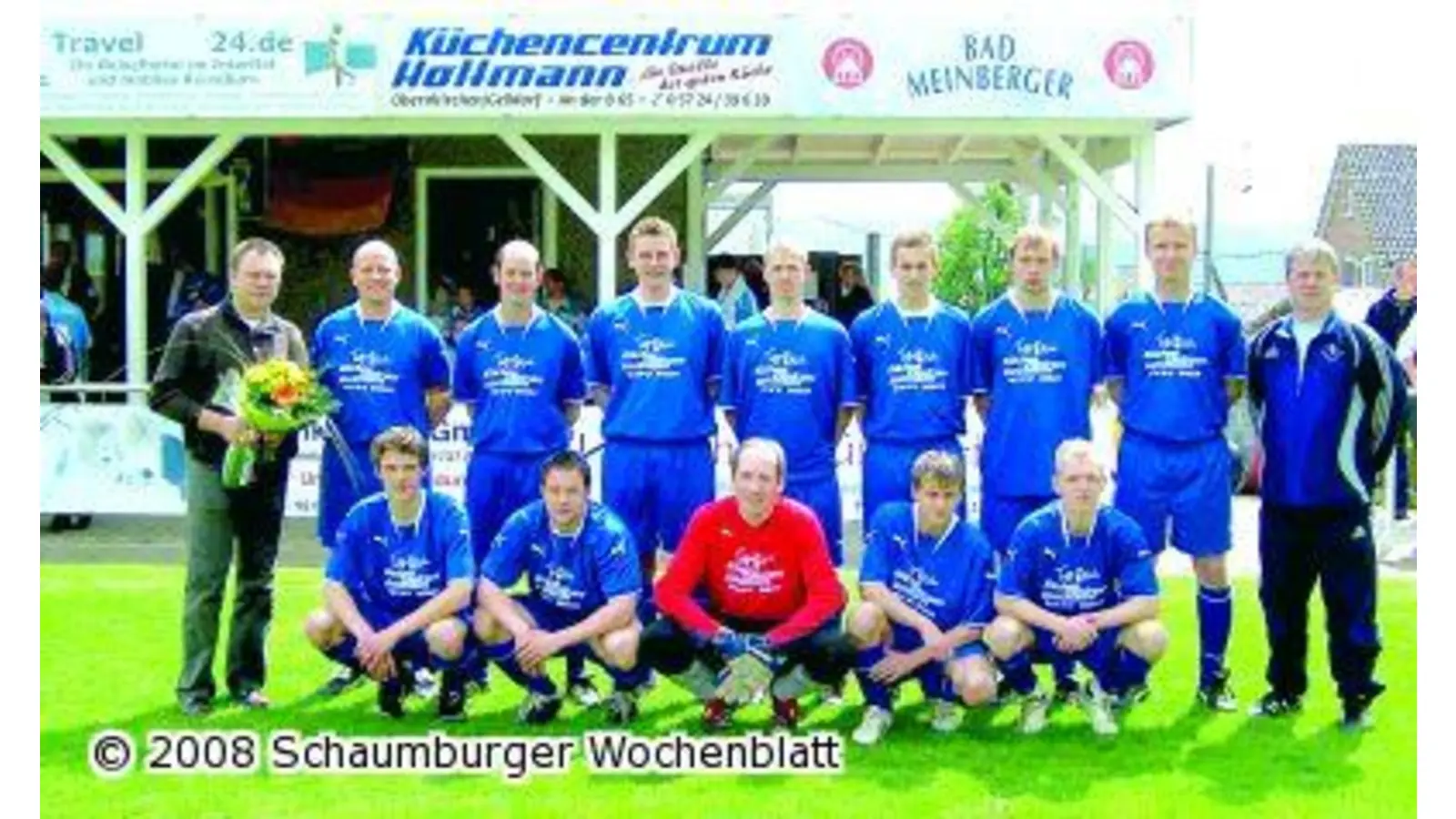 Küchencentrum Holtmann spendet neue Trikots (Foto: tt)