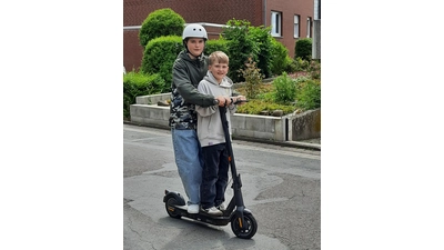 Für das Zeitungsfoto haben wir es noch einmal „gestellt”, wie man es nicht machen sollte: Auf den E-Scooter gehört immer nur eine Person und das am besten auch immer nur mit Helm. (Foto: privat)