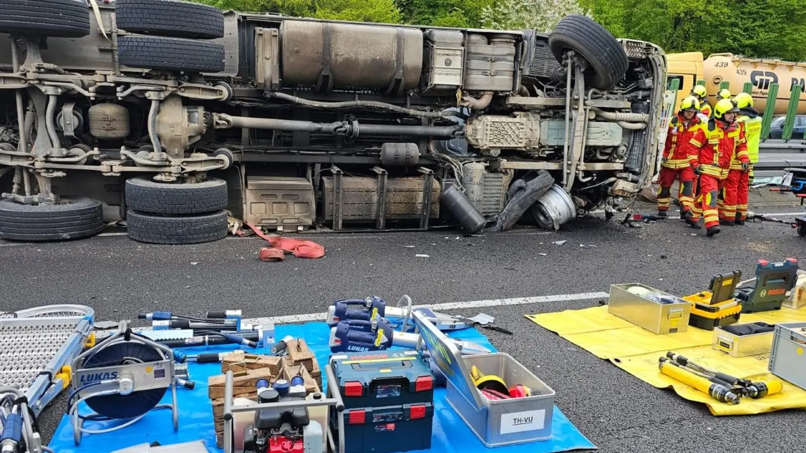 Im Hintergrund ist deutlich zusehen, dass der Lkw auf der Leitplanke liegt. (Foto: privat)