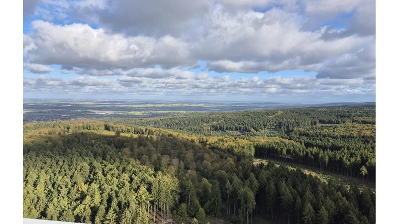 Die Einsatzkräfte aus Barsinghausen nutzten anschließend die Gelegenheit, die Aussicht von der Plattform des Fernmeldeturms zu genießen. (Foto: Feuerwehr Barsinghausen)