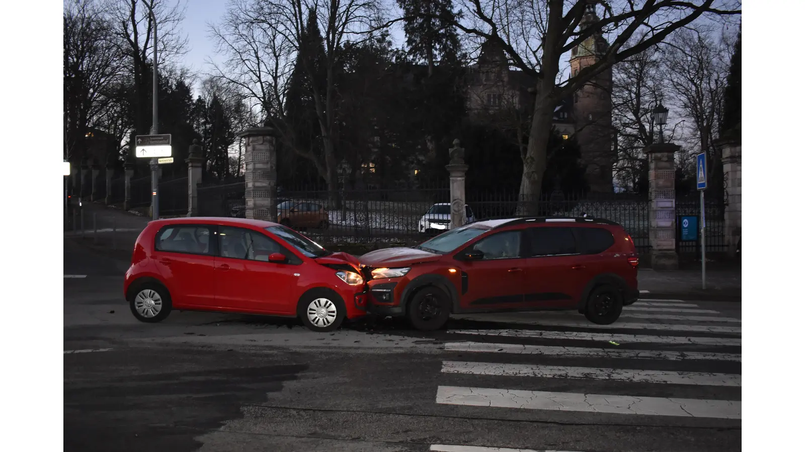 Am Fußgängerüberweg stießen beide Fahrzeuge frontal zusammen. (Foto: privat)