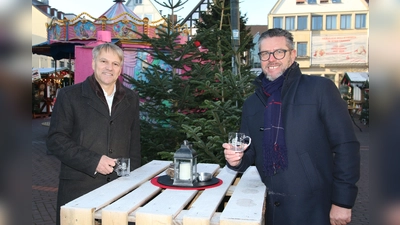 Bürgermeister Oliver Theiß (li.) und Christoph Jäger vom SMS laden zum Ausklang des Jubiläumsjahres auf den Weihnachtsmarkt.  (Foto: Borchers, Bastian)
