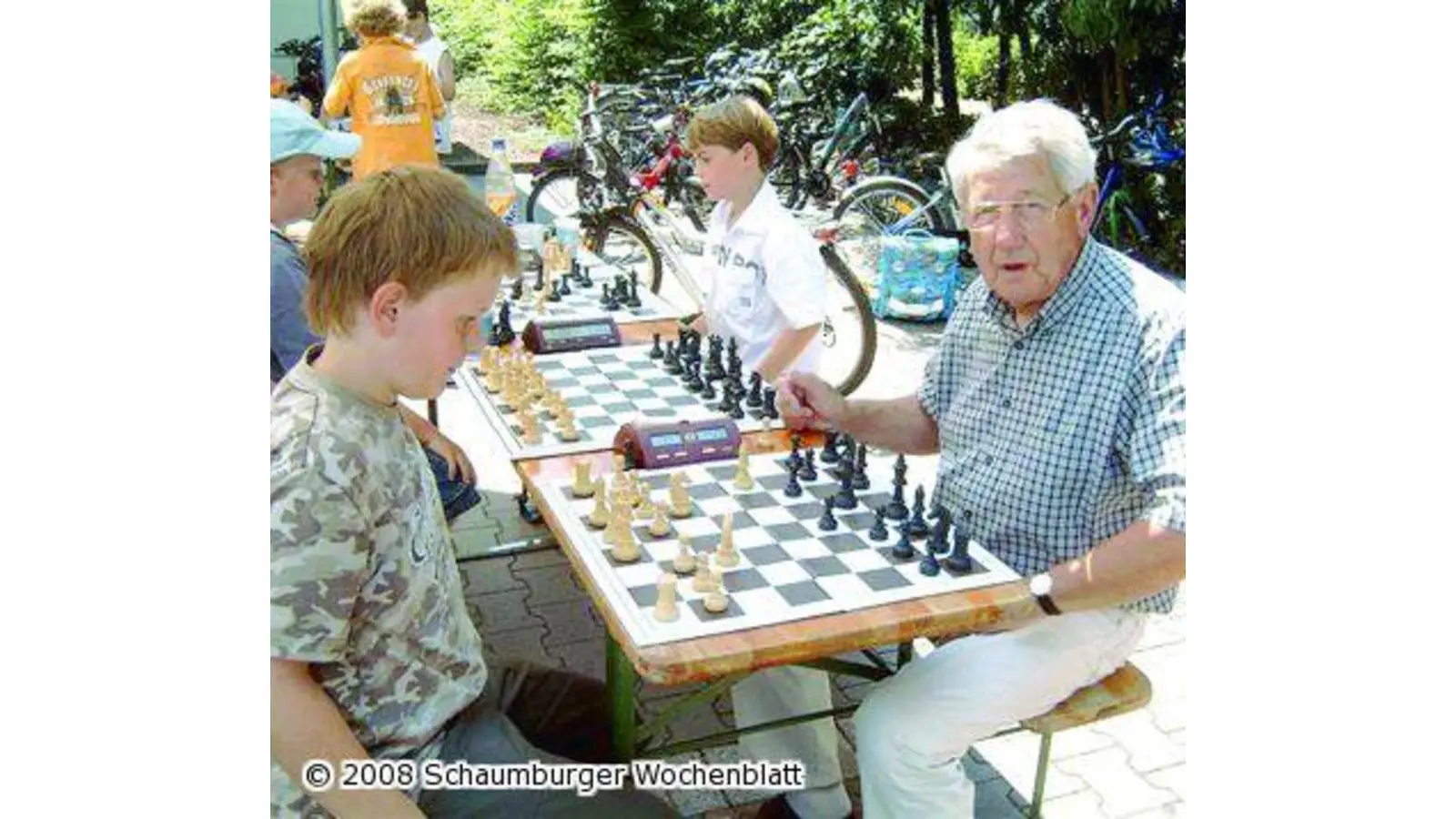 Schachschüler gegen Markt-Kunden (Foto: red)