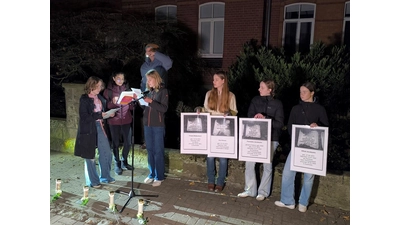 Schülerinnen erinnern an das Schicksal von Nenndorfer Juden während der Verfolgung in der NS-Zeit. (Foto: BNiB)