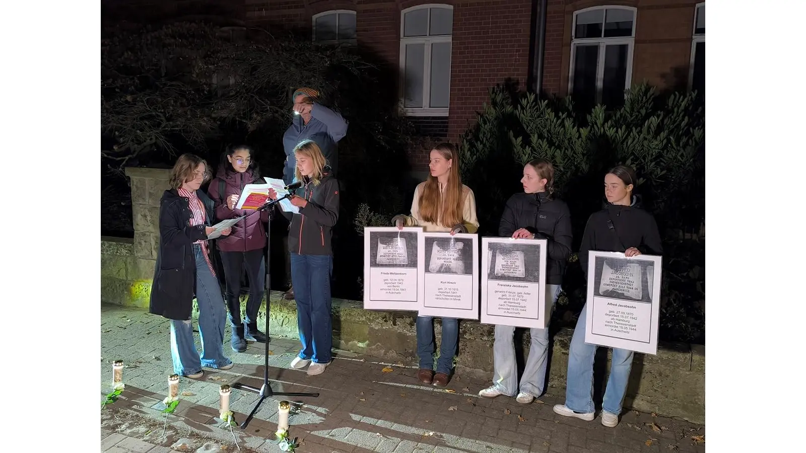 Schülerinnen erinnern an das Schicksal von Nenndorfer Juden während der Verfolgung in der NS-Zeit. (Foto: BNiB)