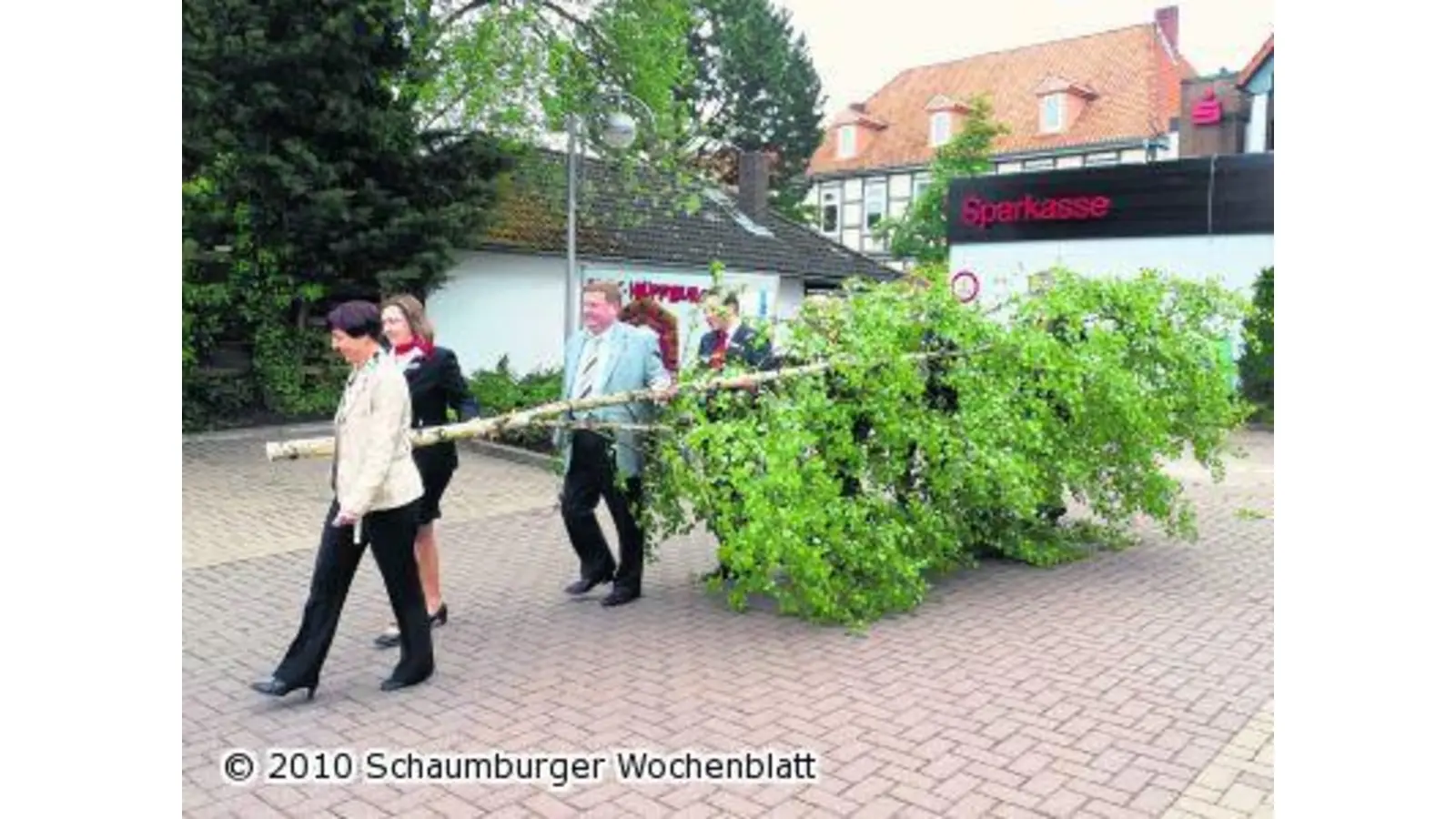 Der Maibaum wird dekoriert (Foto: pd)