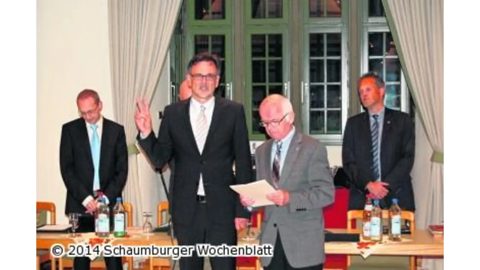 Geburtstagskind Karl Lange vereidigt Thomas Priemer (Foto: ste)