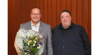 Heiko Tadge (li.) nimmt die Glückwünsche des CDU-Stadtverbandsvorsitzenden Andreas Ahnefeld entgegen, nachdem er zum Bürgermeisterkandidaten der Stadthäger Christdemokraten gewählt wurde. (Foto: bb)