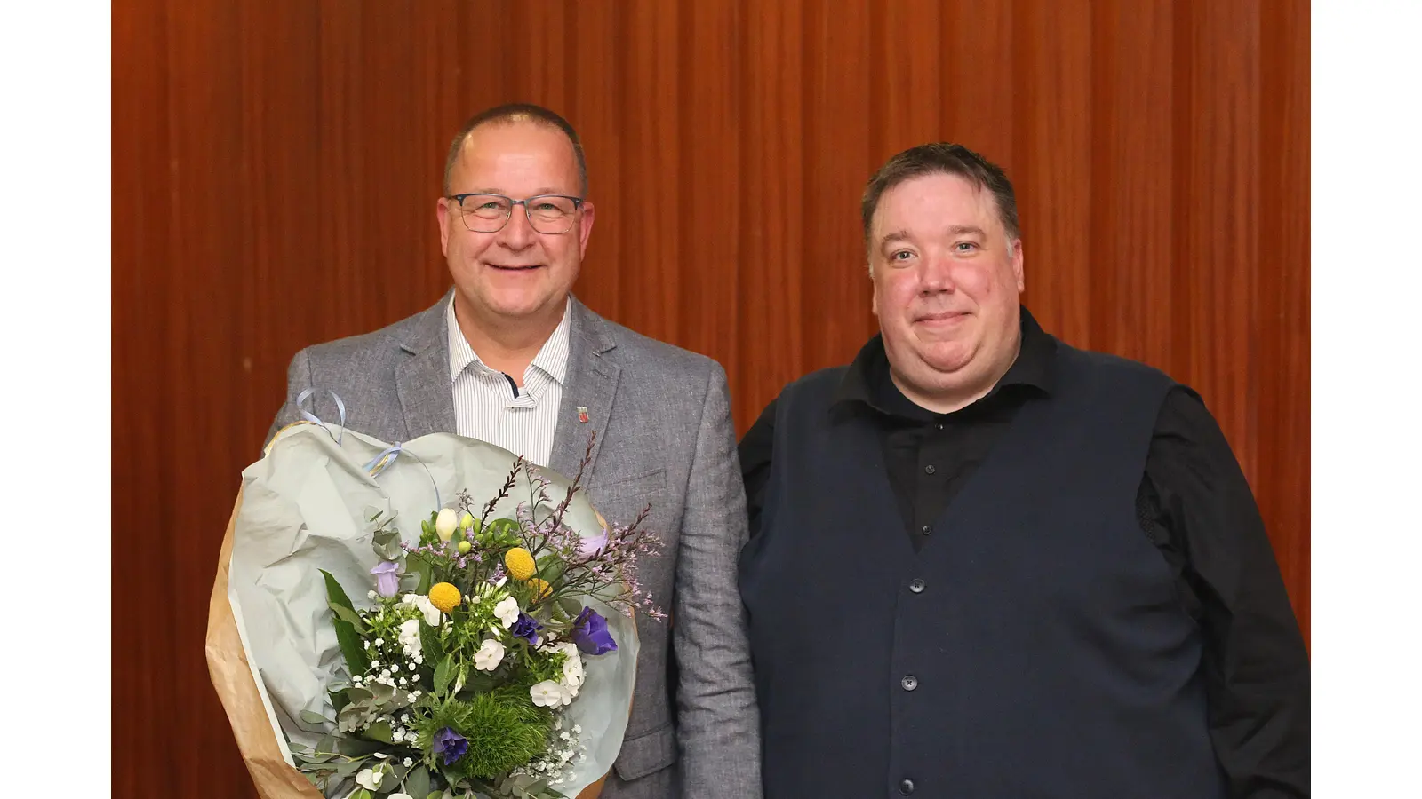 Heiko Tadge (li.) nimmt die Glückwünsche des CDU-Stadtverbandsvorsitzenden Andreas Ahnefeld entgegen, nachdem er zum Bürgermeisterkandidaten der Stadthäger Christdemokraten gewählt wurde. (Foto: bb)
