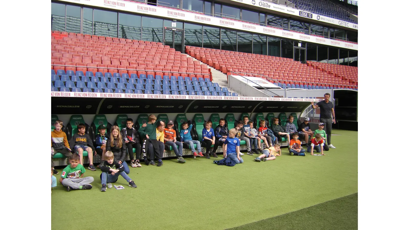 24 junge Fußballspieler des TSV Algesdorf besuchen das Stadion von Hannover 96. (Foto: Borchers, Bastian)