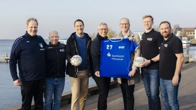 Am Steinhuder Meer (v.li.): Thorsten Klahr, Mathias Haase, Michael Scholz, Carsten Piellusch, Volker Alt, Lars Bergmann und Bertrand Salzwedel. (Foto: Kevin Münkel)