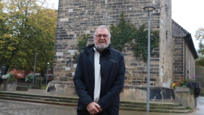 Reinhard Bruns freut sich, dass nach drei Jahren Bauzeit der Turm der Stadtkirche wieder ohne Gerüst zu sehen ist.  (Foto: gi)