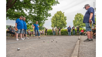 Die Boulekugeln der „Schönies” (Am Spielzug) lagen häufiger vorn, als jene des Team „TSV Algesdorf I” (Foto: wk)