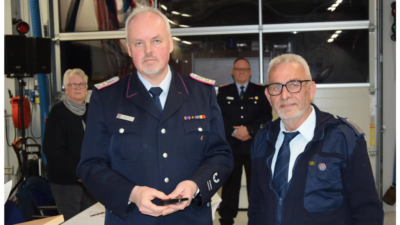 Dieter Nolting erhält vom stellvertretenden Stadtbrandmeister Markus Meier die silberne Ehrennadel des Landesfeuerwehrverbandes Niedersachsen. (Foto: ste)