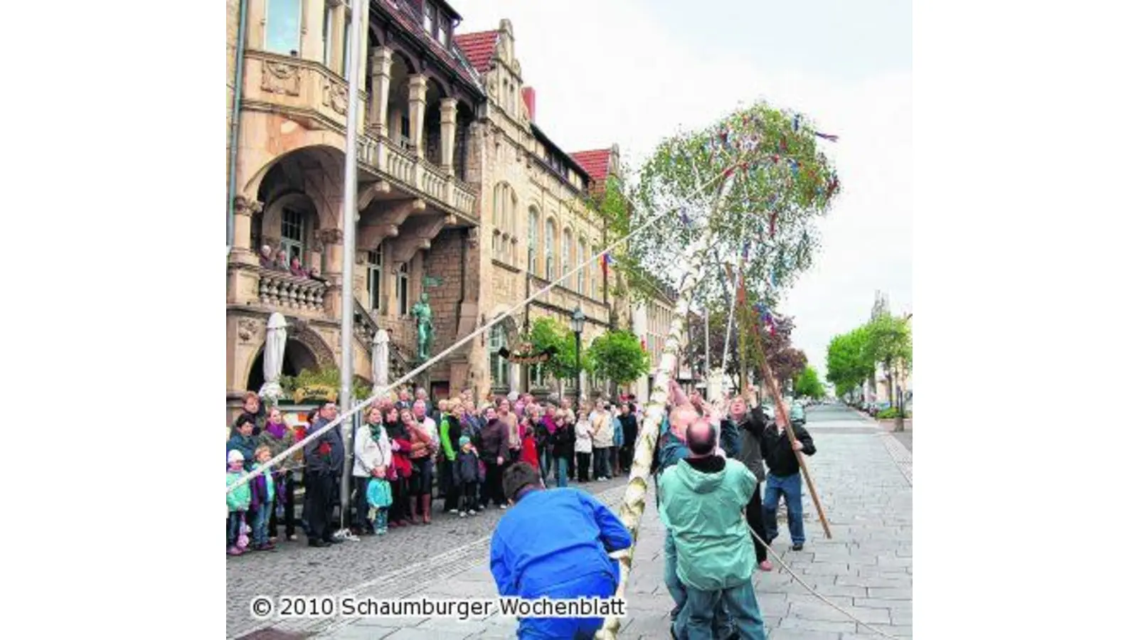 Trachtenkinder tanzen um den Maibaum (Foto: red)