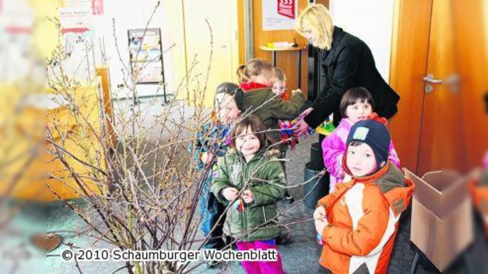 Kinder bringen den Frühling in die Sparkasse (Foto: tt)