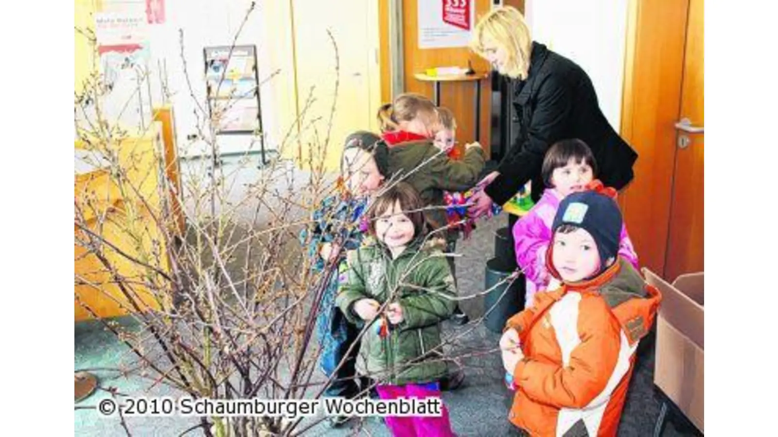 Kinder bringen den Frühling in die Sparkasse (Foto: tt)