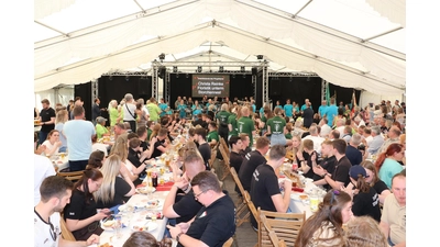 Der Weckverein spielt beim Katerfrühstück einige Lieder.  (Foto: gi)