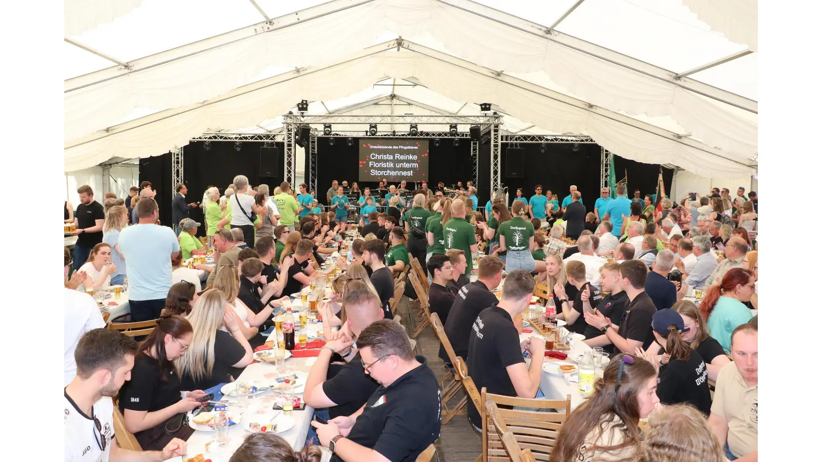 Der Weckverein spielt beim Katerfrühstück einige Lieder.  (Foto: gi)