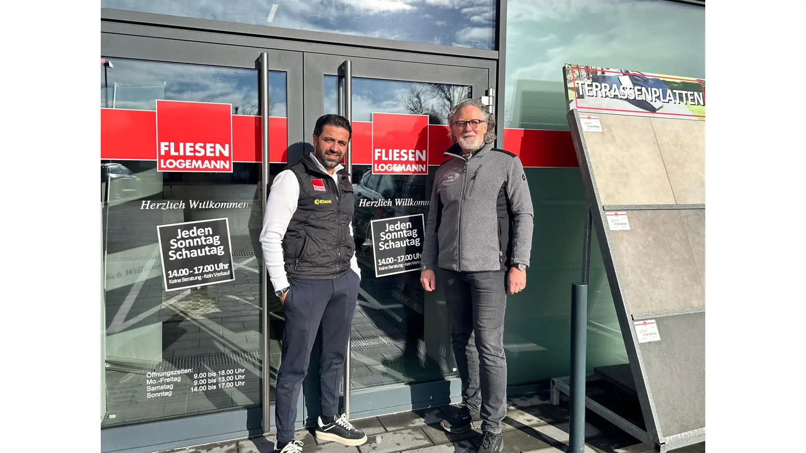 Burak Buruk (Filialleiter Fliesen Logemann Bückeburg), Michael Baumgärtner (Vorsitzender Tafel Bückeburg e. V.).<br> (Foto: privat)