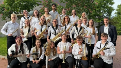 Die Bigband des Gymnasium Ernestinum präsentiert sich beim Konzert mit großem Sound aber auch Abschiedsschmerz für einige der Musiker. (Foto: ste)
