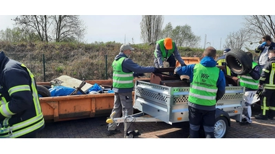 Eine Reihe von Helfern sammelt fleißig Müll.  (Foto: privat)