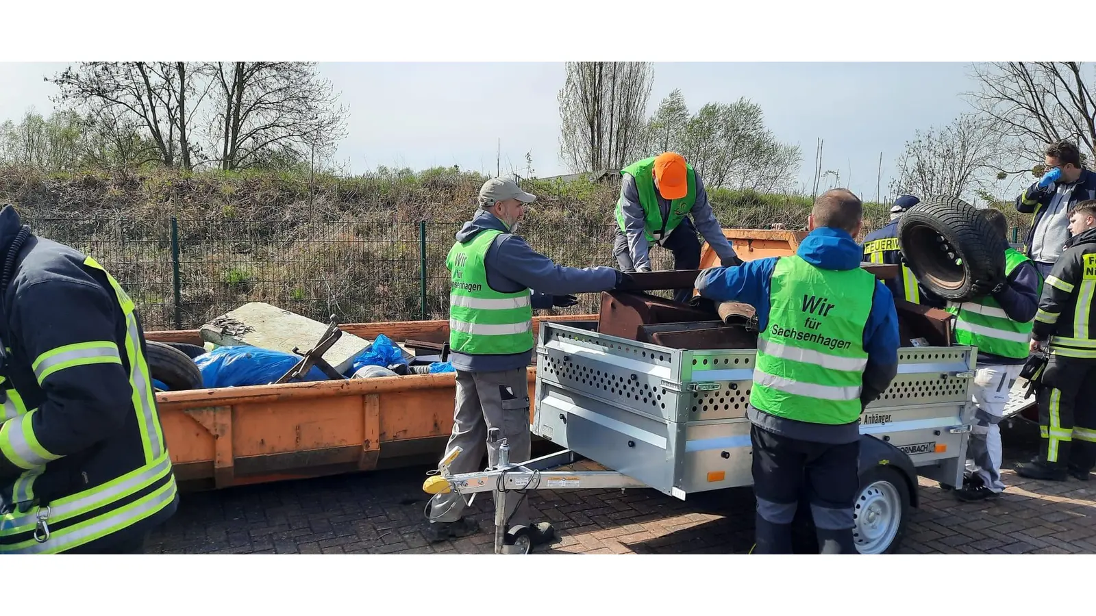 Eine Reihe von Helfern sammelt fleißig Müll.  (Foto: privat)
