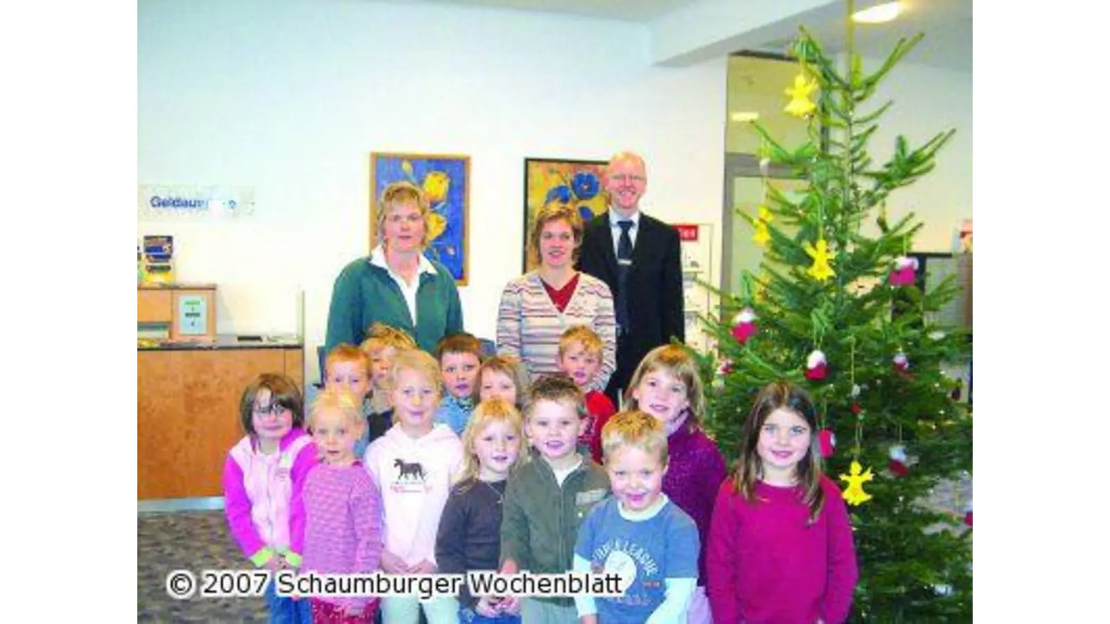 Kinder schmücken Weihnachtsbaum (Foto: pp)