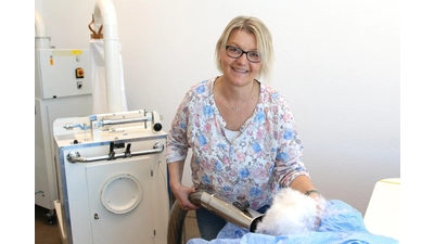 Mit dem Bettdeckenwechsel vor dem nahenden Frühling bietet es sich an, die Reinigung vornehmen zu lassen. Das Team von „Betten Meier“ kann zur Anpassung der Wärmeleistung ergänzend auch Daunen entnehmen oder zugeben.<br><br><br> (Foto: Borchers, Bastian)