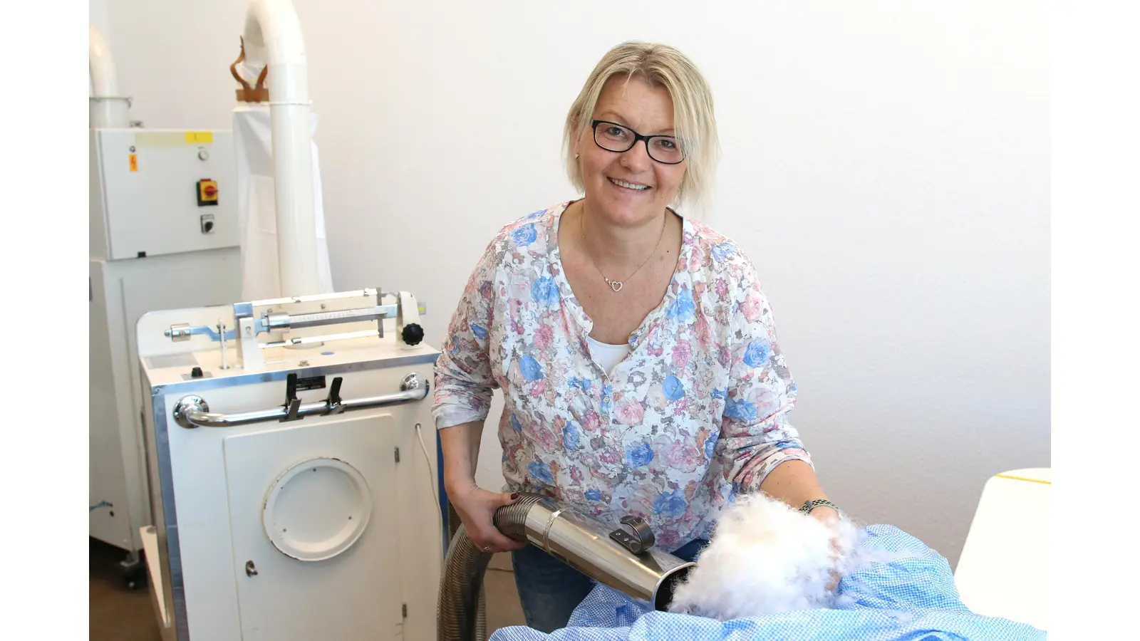 Mit dem Bettdeckenwechsel vor dem nahenden Frühling bietet es sich an, die Reinigung vornehmen zu lassen. Das Team von „Betten Meier“ kann zur Anpassung der Wärmeleistung ergänzend auch Daunen entnehmen oder zugeben.<br><br><br> (Foto: Borchers, Bastian)