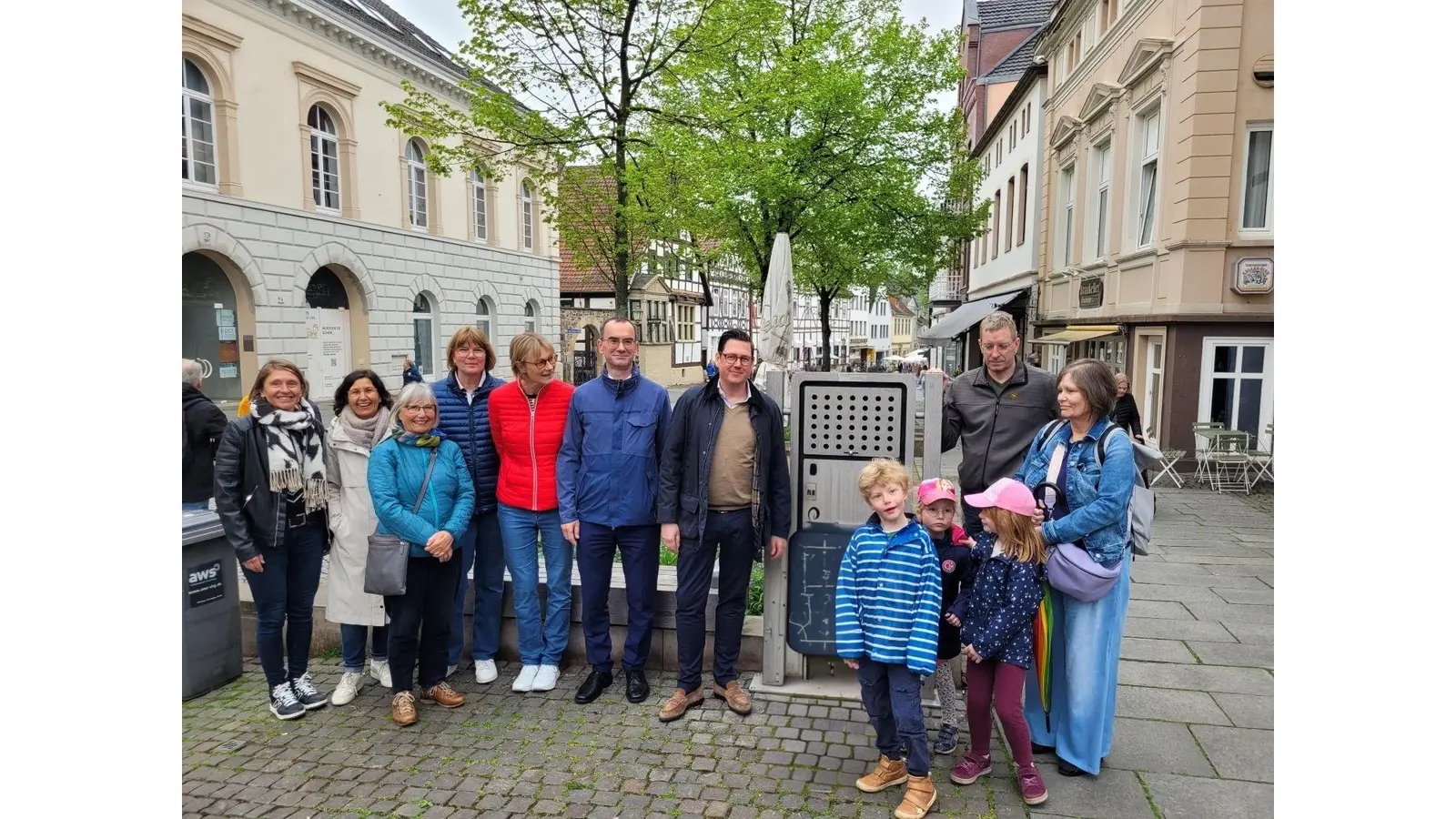 Sandra Schauer (Bündnis für Familie), Iris Gnieser (Bündnis für Familie), Dagmar Vogeler-Kreusel, Beate Koß (Stadtmarketing), Martina Hoppe (Anwohnerin Neue Straße), Axel Wohlgemuth (Bürgermeister), Herr Hoppe (Anwohner Neue Straße), Maria-Christina Steijn und vorne im Bild: Kinder der KiTa Unterwallweg. (Foto: privat)