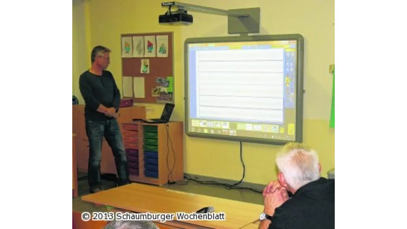 Förderverein sponsert der Grundschule ein Whiteboard (Foto: wtz)