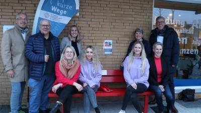 Bei der Einweihung (v.li.): Malermeister Thomas Hinze, Ortsbürgermeister Thomas Silbermann, Marija Giessen, Julia Langkopf, Svitlana Hoffmann, Alexandra Sensch, Nicole Brickwedel, Katrin Tietz und Carsten Piellusch.  (Foto: gi)