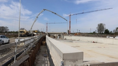 Nordumgehung: Blick auf den Bahndamm und die Trogbaustelle. (Foto: NLStBV)
