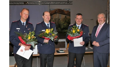 Nach einstimmigem Samtgemeinderatsbeschluss wird Carsten Kölling zum stellvertretenden Ortsbrandmeister Groß Hegedorfs, Dirk Sassmann zum stellvertretenden Ortsbrandmeister Rodenbergs und Axel Wille zum Ortsbrandmeister Groß Hegesdorfs durch Samtgemeindebürgermeister Thomas Wolf ernannt. (Foto: Borchers, Bastian)