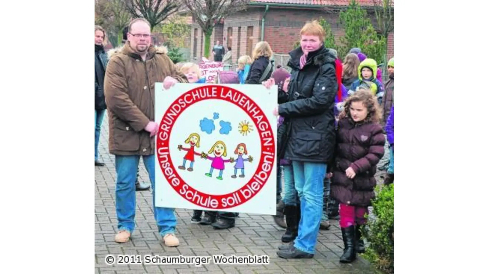 Zerstörtes Schild wird wieder neu angebracht (Foto: wtz)